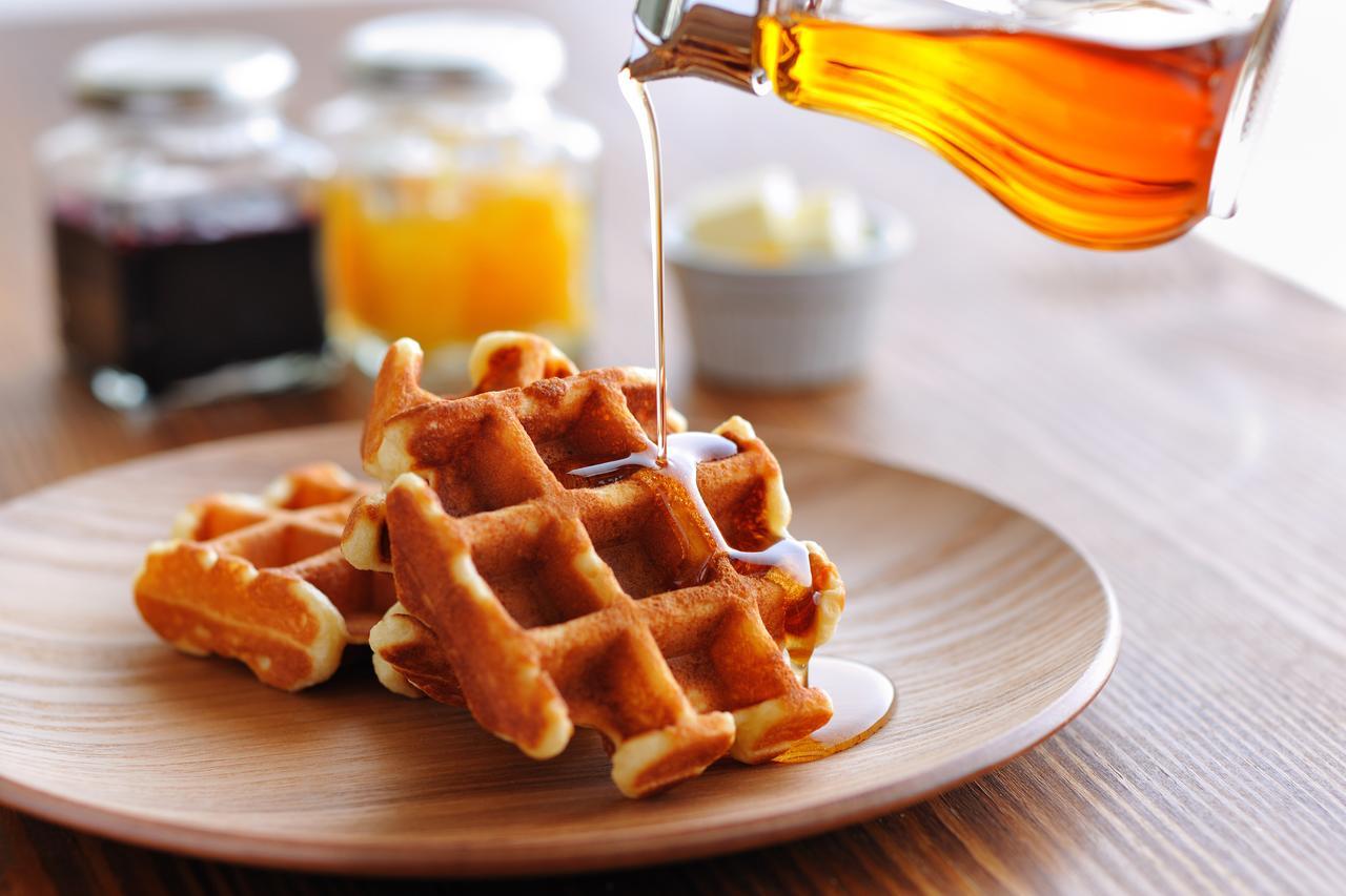 Omo7 Asahikawa By Hoshino Resorts Dış mekan fotoğraf Maple syrup being poured on a stack of waffles