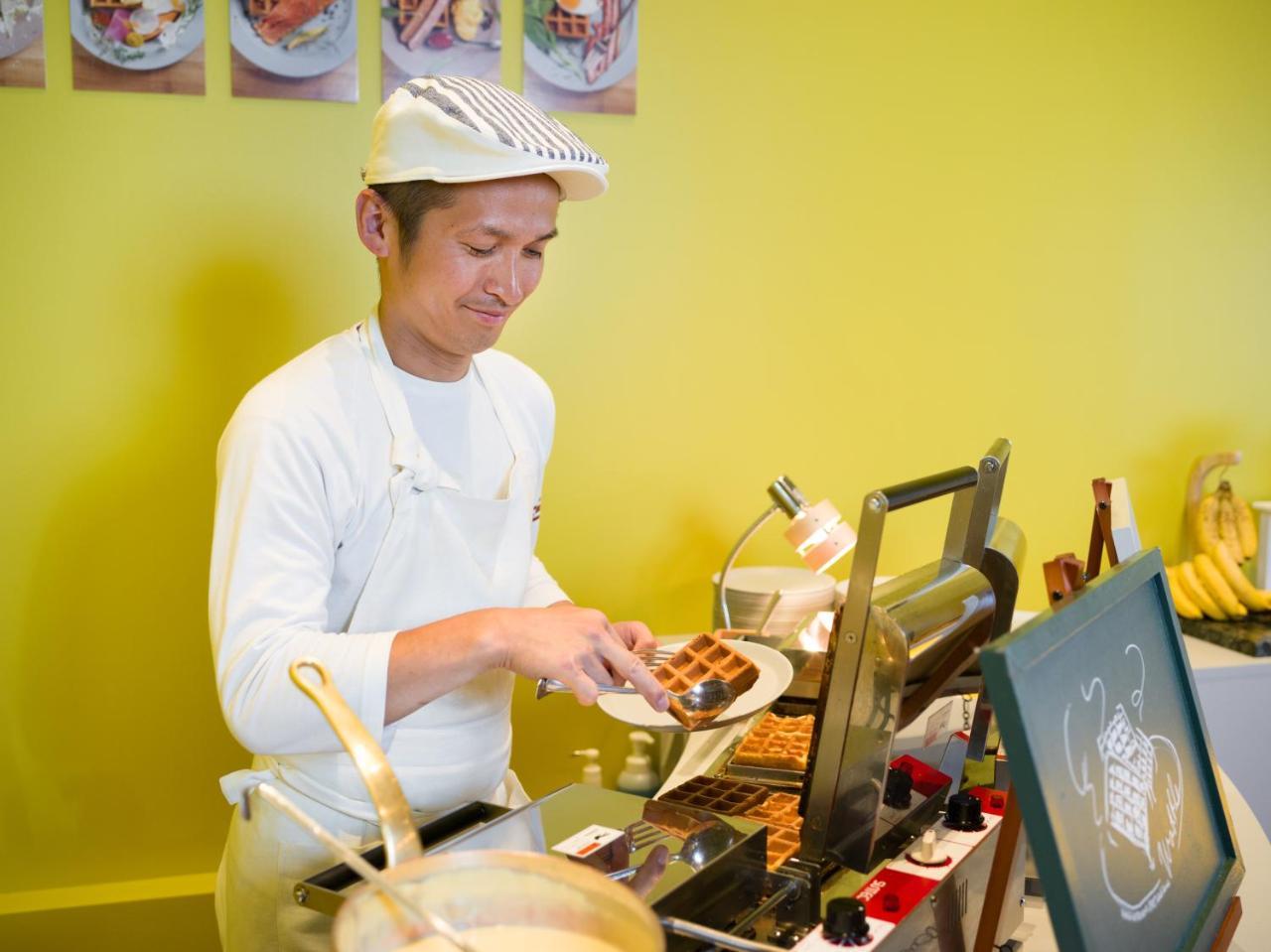 Omo7 Asahikawa By Hoshino Resorts Dış mekan fotoğraf A chef preparing Belgian waffles