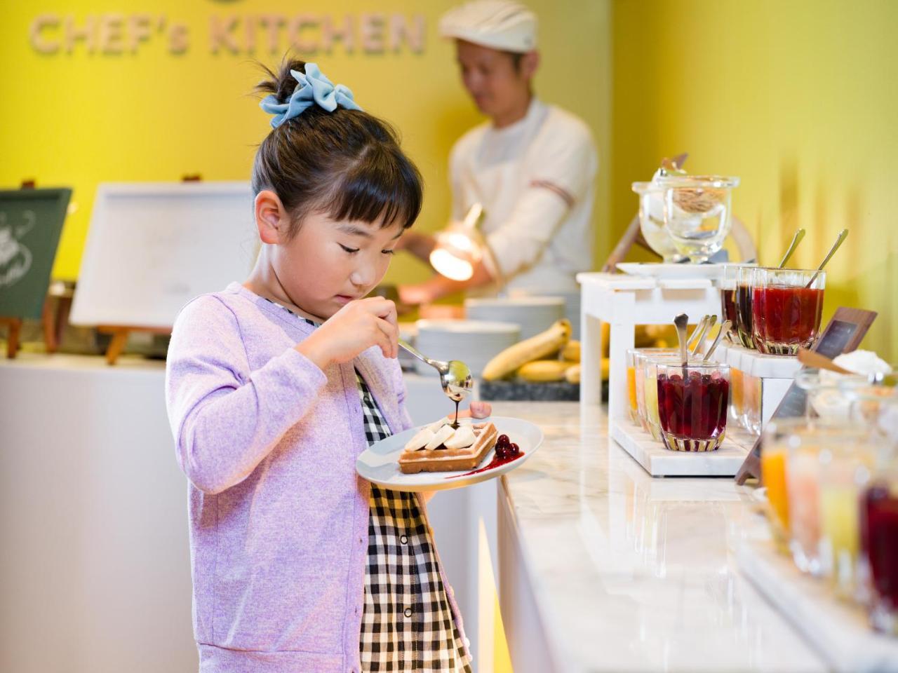 Omo7 Asahikawa By Hoshino Resorts Dış mekan fotoğraf A child eating dessert